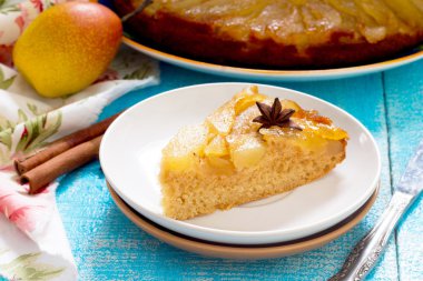 Karamel, armut ve tarçın ile baharatlı kek