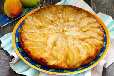 Changeling pasta ile karamel ile taze armut