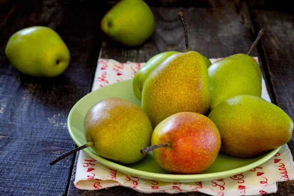 Verse sappige peren op een tafel in een rustieke stijl — Stockfoto