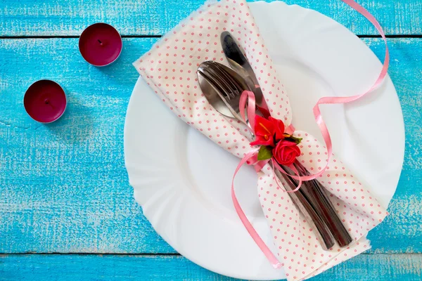 Ensemble de table romantique - assiette, couteau, fourchette, cuillère et serviette — Photo