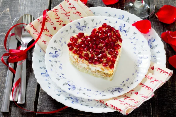 Salat in Herzform auf einem Festtisch. Hochzeitstag. — Stockfoto