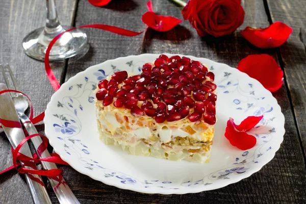 Ensalada con nueces, granadas, verduras y pollo. Boda — Foto de Stock