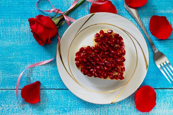 Sevgililer günü, üstten görünüm üzerinde kalp şeklinde salata. — Stok fotoğraf