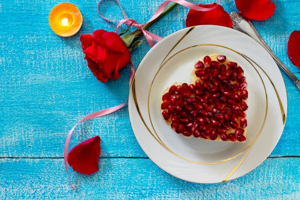 Салат в форме сердца на День Святого Валентина, вид сверху . — стоковое фото