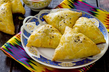 Geleneksel oryantal yiyecek samosa, etli turtalar rustik tarzda