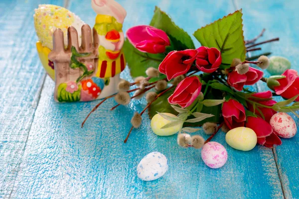 Ovos de Páscoa coloridos e flores de primavera em uma mesa de madeira — Fotografia de Stock