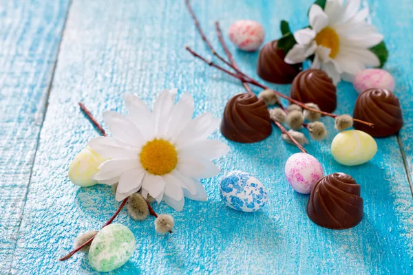 Œufs de Pâques colorés, fleurs de printemps et chocolats — Photo