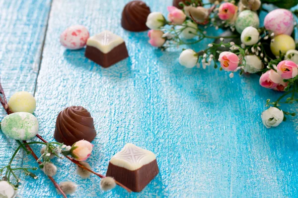 Ovos de Páscoa coloridos, flores de primavera e chocolates — Fotografia de Stock