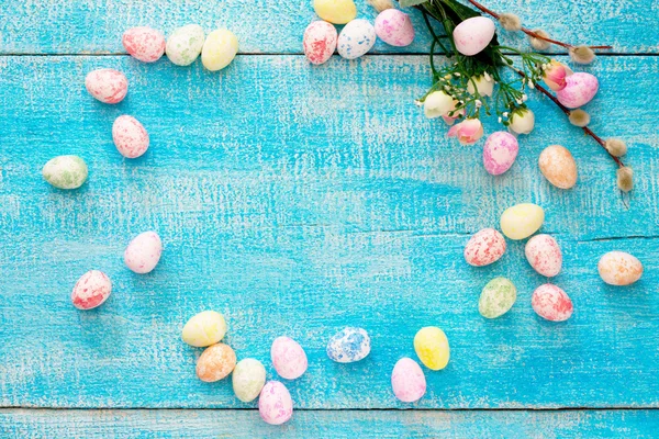 Uova di Pasqua colorate e ramoscelli di salice-figa, con spazio per il testo — Foto Stock