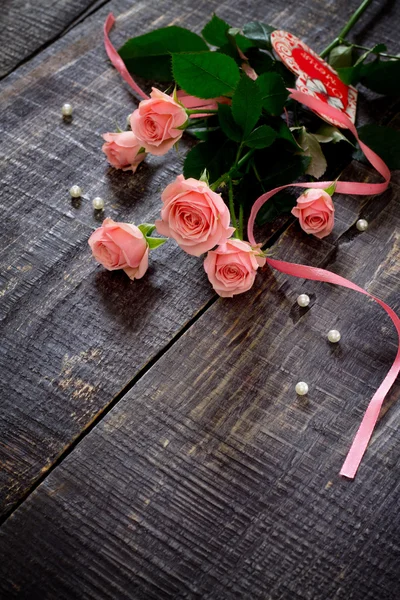 Belle rose rosa su un tavolo di legno scuro, con spazio per il testo — Foto Stock