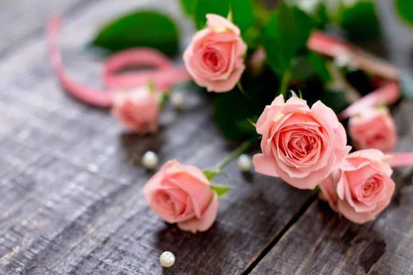 美丽的粉红玫瑰的深色木桌前，与文本的空间 — 图库照片