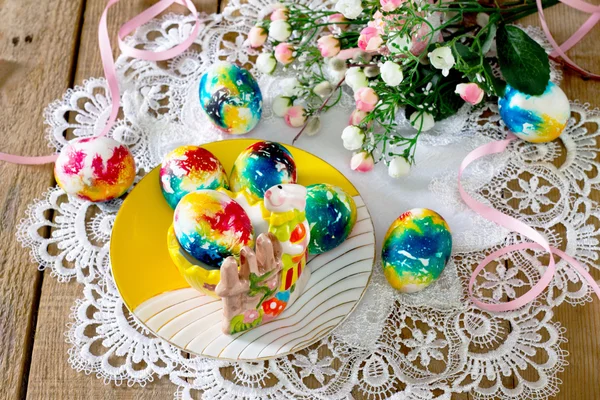 彩绘的鸡蛋和褪色柳科在宴会上的复活节 — 图库照片