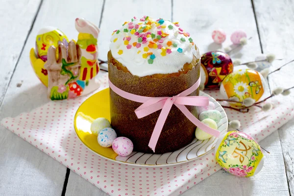 Tischdekoration für Ostern - Osterkuchen und gefärbte Eier — Stockfoto