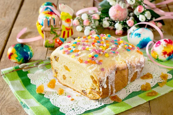 Набір столів для Великодня великодні торти та кольорові яйця — стокове фото