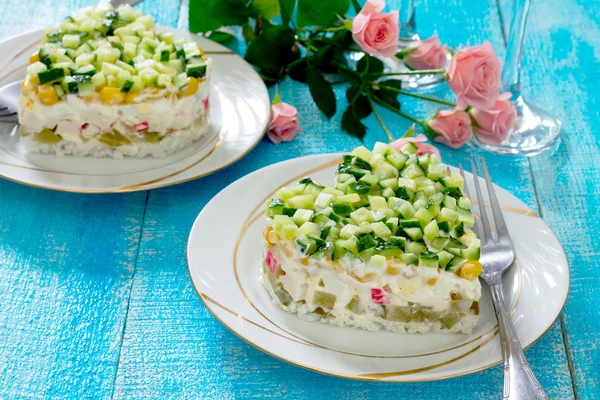 Salade met krab stokken en komkommer op Valentijnsdag. — Stockfoto