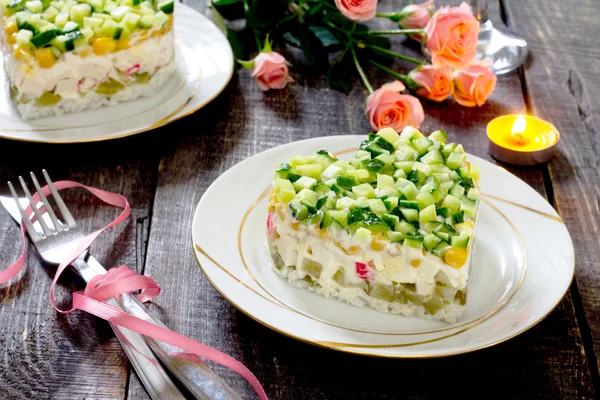 Insalata con bastoncini di granchio. Il giorno del matrimonio. San Valentino . — Foto Stock