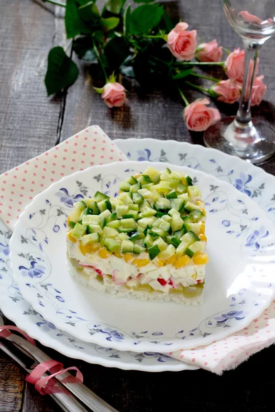 Ensalada con palitos de cangrejo y pepino en San Valentín . —  Fotos de Stock