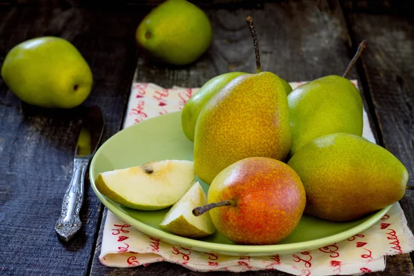 Verse sappige peren op de donkere houten tafel — Stockfoto