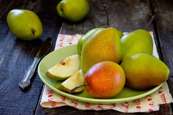 Verse sappige peren op een tafel in een rustieke stijl — Stockfoto