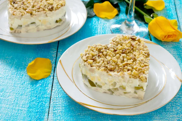 Salat mit Walnüssen und Fleisch am Valentinstag. — Stockfoto