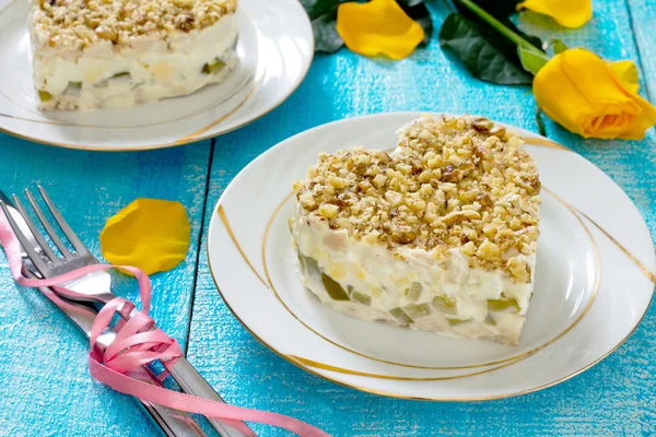 Salade met walnoten en vlees op Valentijnsdag. — Stockfoto