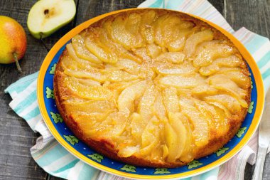 Karamel, armut ve tarçın ile baharatlı kek