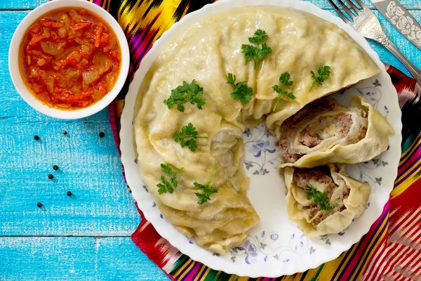 Ханум - традиционное узбекское блюдо. Раскатайте ленивые пельмени с мясом — стоковое фото