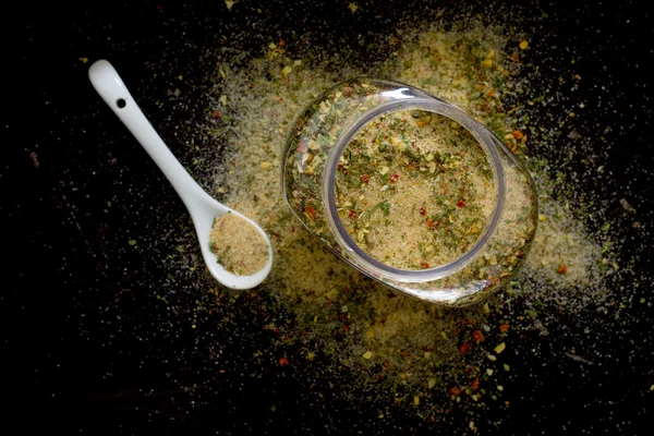 Zout en kruiden in een pot op een donkere achtergrond, bovenaanzicht. — Stockfoto