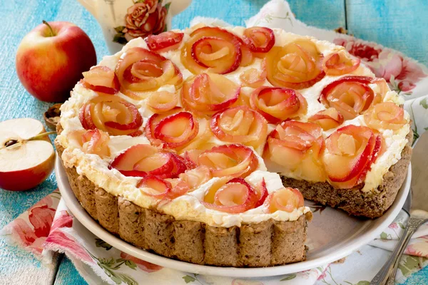 Яблочный торт с розами, орехами и сливками — стоковое фото