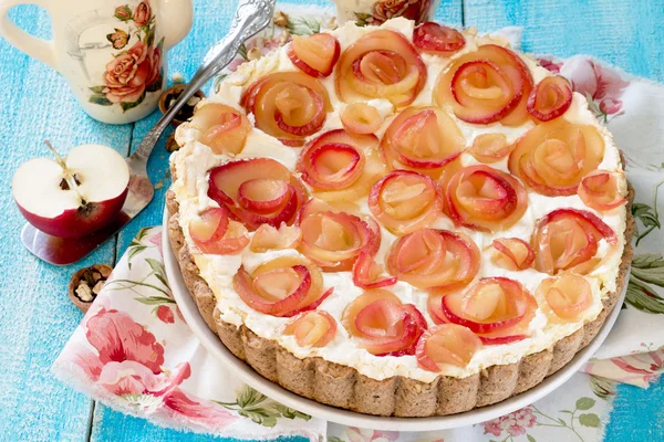 Яблочный торт с розами, орехами и сливками — стоковое фото