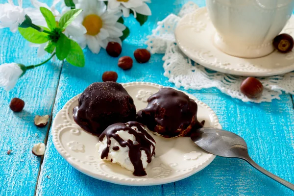 Bolas de queijo cottage com nozes e chocolate — Fotografia de Stock