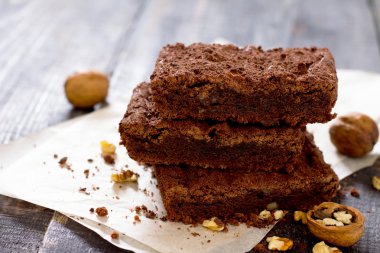 Çikolatalı browni kek koyu ahşap bir masa üzerine