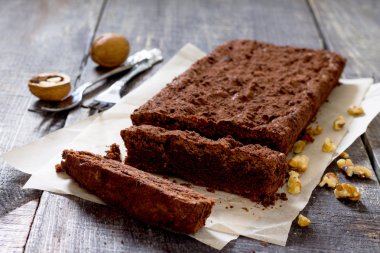 Çikolatalı browni kek koyu ahşap bir masa üzerine