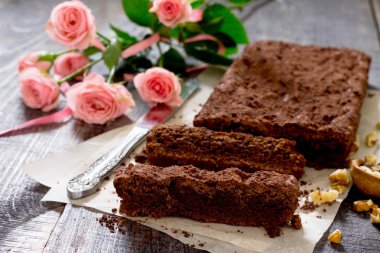 Cevizli karanlık bir arka plan üzerinde Amerikan çikolatalı kek