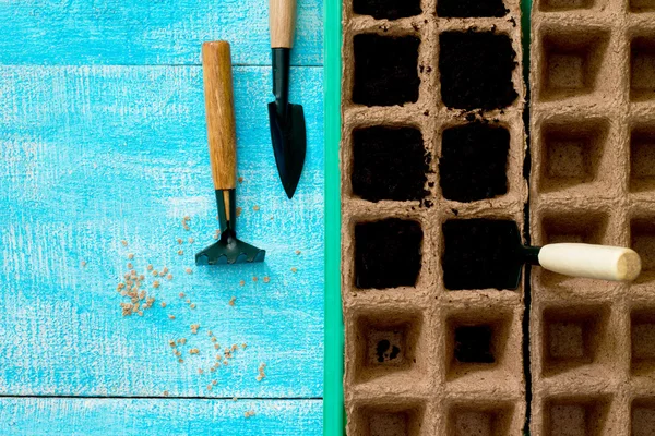 Preparación para la siembra de semillas, herramientas de jardín sobre la mesa, arriba v —  Fotos de Stock