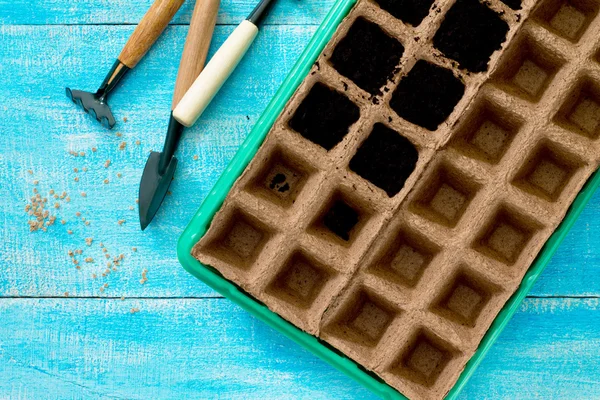 Preparación para la siembra de semillas, herramientas de jardín sobre la mesa, arriba v —  Fotos de Stock