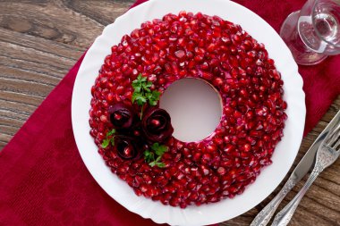 Salata Garnet bilezik masada, üstten görünüm.
