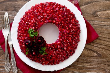 Salata Garnet bilezik masada, üstten görünüm.