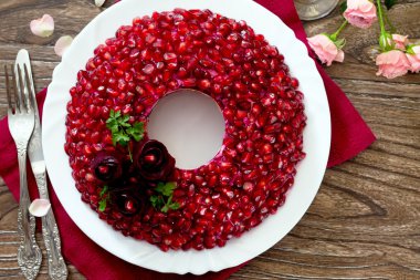Salata Garnet bilezik masada, üstten görünüm.