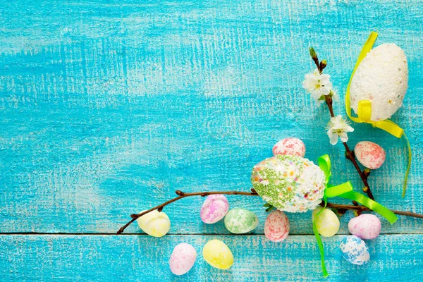 Ovos de Páscoa coloridos e ramo de cereja, lugar para texto — Fotografia de Stock