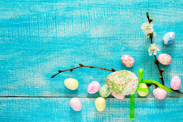 Разноцветные пасхальные яйца и вишневая ветвь, место для текста — стоковое фото