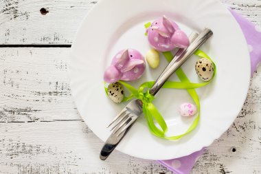 Sofra gün Happy Easter - plaka, bıçak, çatal, üstten görünüm.