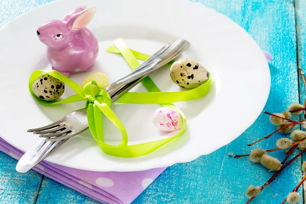 Giorno della tavola Buona Pasqua - piatto, coltello, forchetta, salice, selecti — Foto Stock