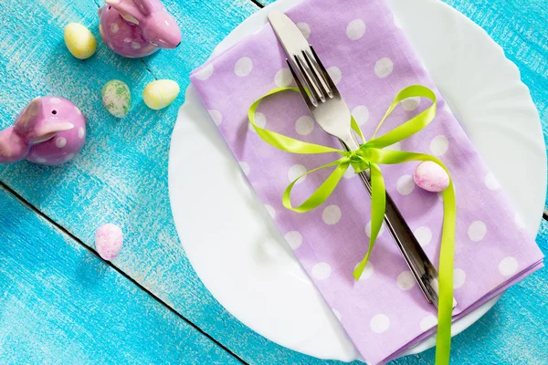 Giorno della tavola Buona Pasqua - piatto, coltello, forchetta, vista dall'alto . — Foto Stock