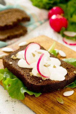 Yumurta, turp, kabak çekirdeği ve ekşi cr ile taze ekmek sandviç