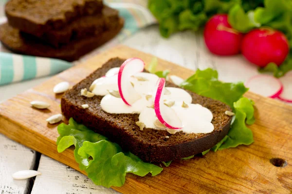 Verse toast sandwich met ei, radijs, pompoenpitten en zure cr — Stockfoto