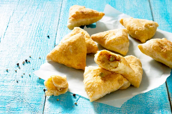 Samosas, 튀김된 반죽과 야채 s의 인도 국가 요리 — 스톡 사진