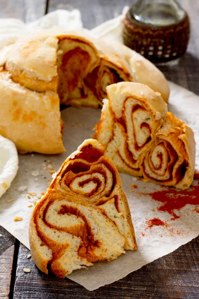 Oignons focaccia italiens au paprika sur une table en bois — Photo