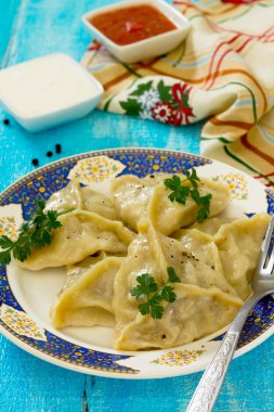 Köfte et ve lahana ile ahşap bir masa Buhar