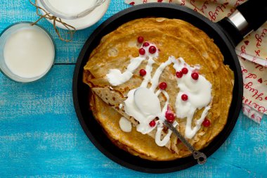 Krep yerken üzerine krema ve çilek ile yulaf ezmesi